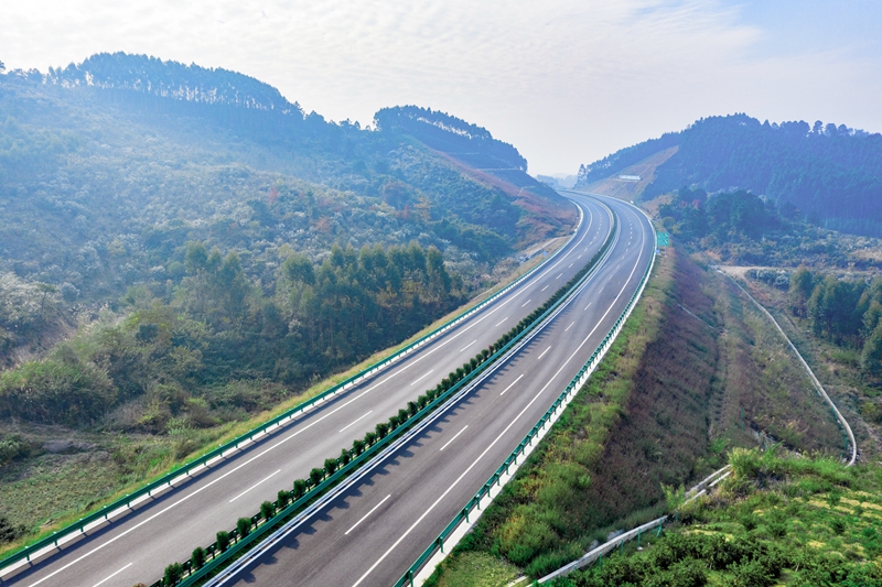 6.高速公路與群山相連，植被覆蓋率高，與原生態(tài)環(huán)境恢復(fù)有機(jī)結(jié)合.jpg